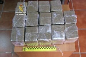 Intervienen 80 kilos de hachís en la playa La Ballenera de Algeciras