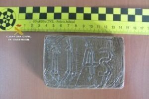 La Guardia Civil detiene a 6 personas por llevar hachís oculto en tres vehículos