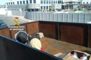 Interceptados tres inmigrantes que intentaban entrar en España ocultos en el techo de un remolque