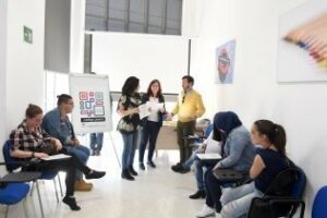 Entrega de diplomas a los participantes en los talleres del proyecto Código Joven"