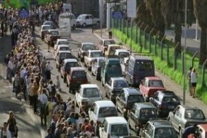 Quejas y colas de tres horas para entrar a Gibraltar