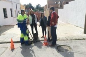 Supervisan los trabajos de limpieza de imbornales que se llevan a cabo en Pescadores
