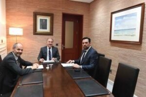 Landaluce mantiene un encuentro con el director regional de Gas Natural Fenosa