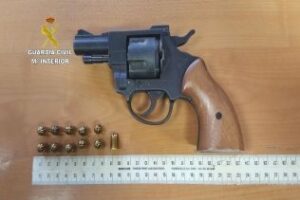 Amenaza con un arma de fuego simulada a la trabajadora de un club para atraer su favor sexual