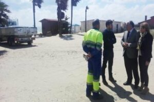 Emalgesa trabaja en la reparación de la tubería afectada por el temporal en la Playa del Rinconcillo