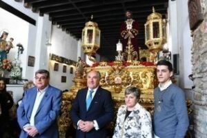 Acto de entrega al Cristo de Medinaceli el Bastón de Mando de la ciudad para su desfile procesional