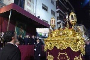Miles de personas acompañan al Cristo de Medinaceli