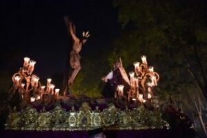 La Sagrada Mortaja y del Santísimo Cristo de la Misericordia realizan su Estación de Penitencia en el Viernes Santo
