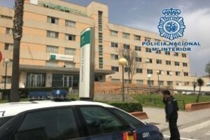 La Policía Nacional auxilia a una mujer que sufrió un infarto dentro de un coche