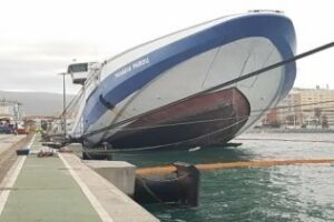 Comienza la fase de adrizamiento del Panagia Parou