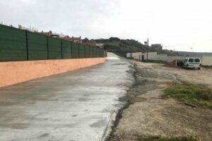 Acondicionado el carril de Los Delfines que da acceso a la playa de Getares