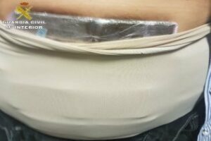 La Guardia Civil detiene a 2 personas con droga adosada al cuerpo