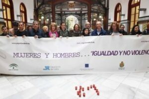 El Ayuntamiento alberga la concentración mensual contra la violencia de género