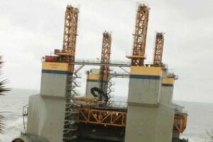 Encalla tras soltarse del buque que la remolcaba al Puerto de Algeciras