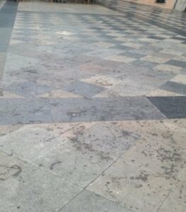 La Voz de Algeciras critica la presencia de cera en la Plaza Alta y la calle Alfonso XI