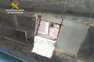 Intervenidos 50 kilos de hachís en dobles fondos de un vehículo