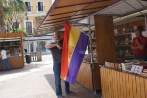 El PSOE lamenta que la Feria del Libro se "empañe" al ordenar el retiro de la bandera republicana