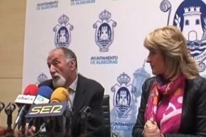 Pintor sale al paso de las críticas por la retirada de la bandera republicana