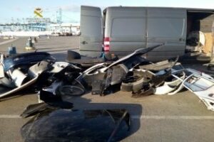 Detenidas dos personas que llevaban en una furgoneta 4 vehículos desmontados