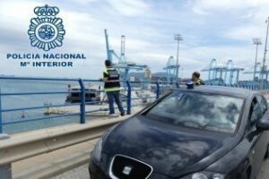 Un negociador de la Policía Nacional evita que una persona se precipite al vacío