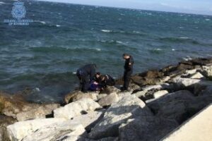 La Policía Nacional rescata con vida a un naufrago cerca del Puerto Marítimo de Tarifa