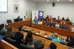 Fernández traslada el carácter comarcalista de la Mancomunidad a estudiantes de Derecho