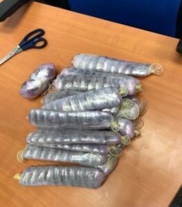 La Guardia Civil detiene a una persona con droga adosada al cuerpo en el puerto de Tarifa