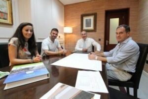 Encuentro de cara al proyecto urbanístico de la remodelación de la acera de la Marina