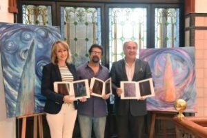 El pintor Juan Carlos Ragel recibe el catálogo de su última exposición