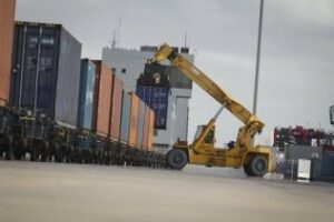 Dos policías portuarios detienen a dos presuntos narcotraficantes cuando se daban a la fuga