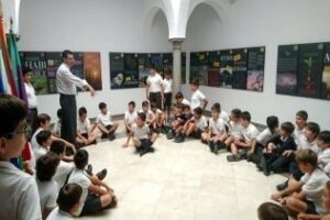 Escolares conocen en el Museo Municipal la exposición Los enlaces de la vida"
