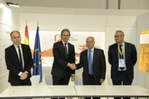 Con la firma de un convenio, se contemplan las actuaciones de mejora de la Algeciras-Bobadilla