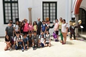 Los escolares ceutíes ganadores del concurso de dibujo visitan la ciudad