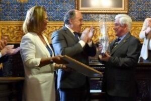 Landaluce entrega a Antonio López Canales la distinción Especial de Pura Cepa 2017"