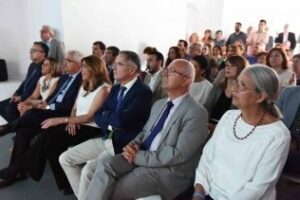 El equipo de Gobierno recibe a Susana Díaz en su visita a la exposición La Vuelta de Willy Fog"