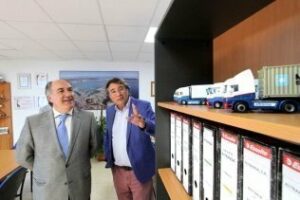El alcalde visita las instalaciones de la empresa de transporte de contenedores Altransa
