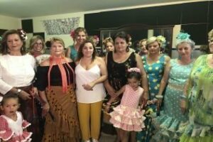 Los vecinos de La vía" celebran su tradicional desfile de moda flamenca
