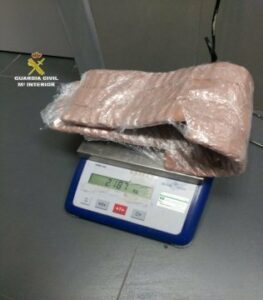 Una mujer fue enviada a prisión por adosar droga al cuerpo de su hijo de 10 años