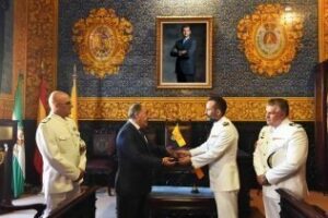 Los comandantes de los buques de la Armada Española visitan el Ayuntamiento