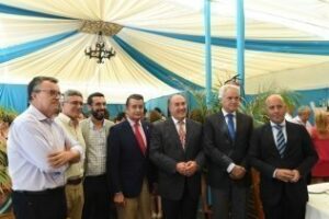 Landaluce recibe a autoridades y periodistas en la Caseta Municipal