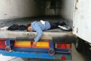 La Guardia Civil intercepta a dos inmigrantes irregulares ocultos en vehículos en el puerto de Algeciras