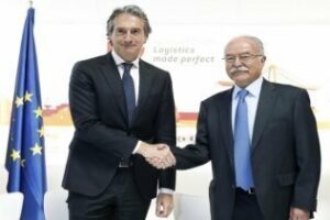 De la Serna: Lo deseable es que se siga avanzando en la normalización del sector de la estiba"