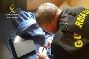 La Guardia Civil detiene a 27 personas por posesión y distribución de pornografía infantil en Internet