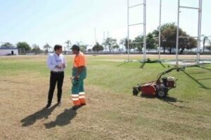 El césped del Estadio Municipal Enrique Talavera recibe trabajos de mejoras