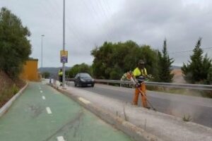 Continúan los trabajos de limpieza en la barriada de Los Toreros y Carretera de Los Yanquis"