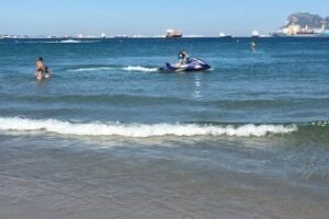 Incómoda: ¿Qué hacemos con las personas que no respetan los límites de la playa?