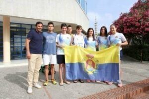 Los nadadores algecireños que participarán en el Campeonato nacional reciben la bandera de la ciudad