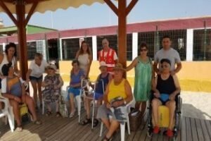 Los mayores dependientes disfrutan de la playa con el programa de Igualdad y Bienestar Social