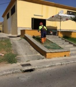 Continúan los trabajos de limpieza en la barriada de la Juliana y Fuente de la Zorrilla