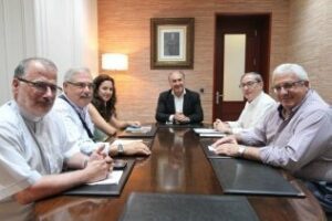 La nueva directiva de Caritas local ha sido presentada en el Ayuntamiento